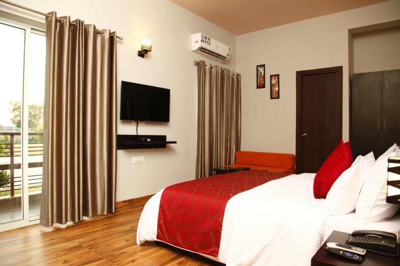 Anandam Clarks Inn Suites Vrindāvan Exterior foto